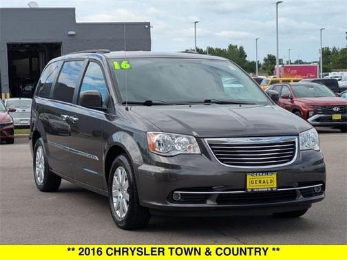 2016 Chrysler Town & Country Touring
