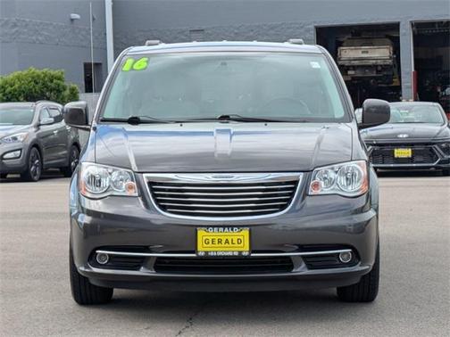 2016 Chrysler Town & Country Touring