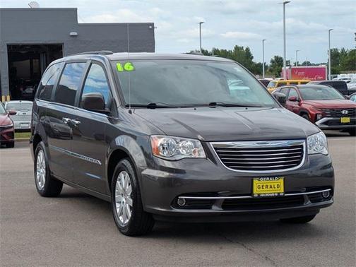 2016 Chrysler Town & Country Touring