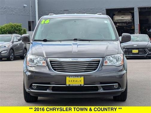 2016 Chrysler Town & Country Touring