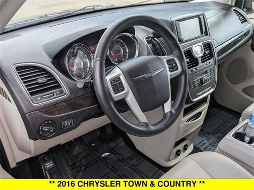 2016 Chrysler Town & Country Touring