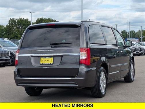 2016 Chrysler Town & Country Touring