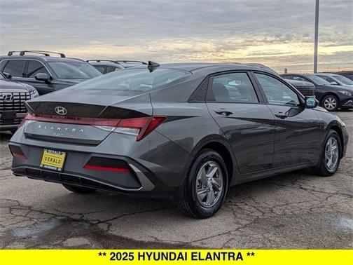 2025 Hyundai ELANTRA SE
