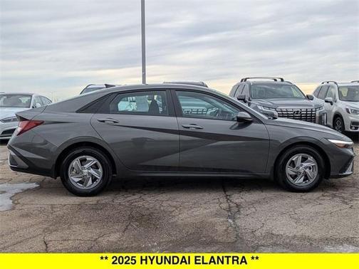 2025 Hyundai ELANTRA SE