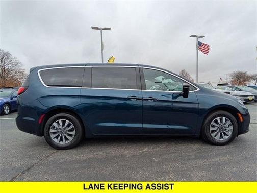 2025 Chrysler Pacifica Hybrid Select