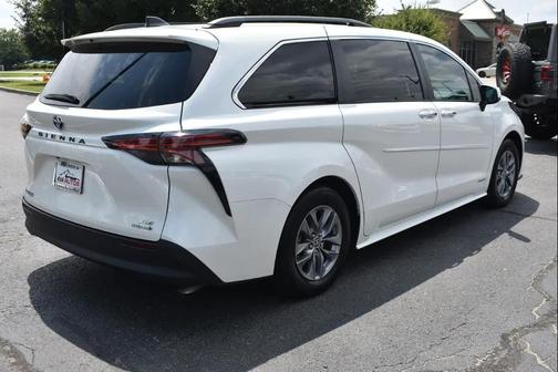 Blizzard Pearl 2021 Toyota Sienna XLE 8 Passenger