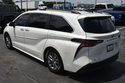 Blizzard Pearl 2021 Toyota Sienna XLE 8 Passenger