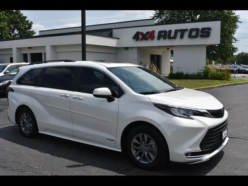 Blizzard Pearl 2021 Toyota Sienna XLE 8 Passenger