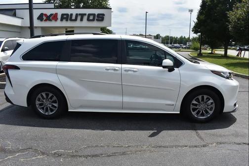 Blizzard Pearl 2021 Toyota Sienna XLE 8 Passenger