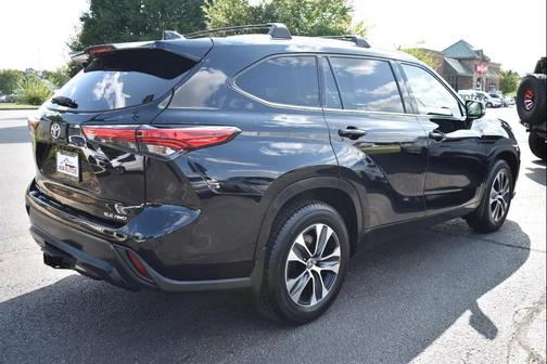 Midnight Black Metallic 2022 Toyota Highlander XLE