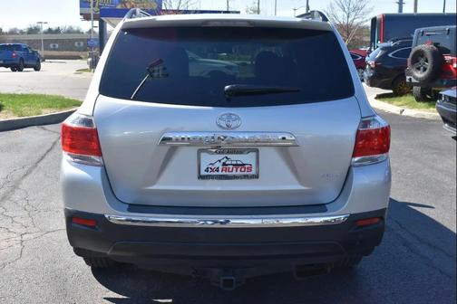Classic Silver Metallic 2012 Toyota Highlander SE
