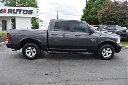 Brilliant Black Crystal Pearl 2018 RAM 1500 SLT
