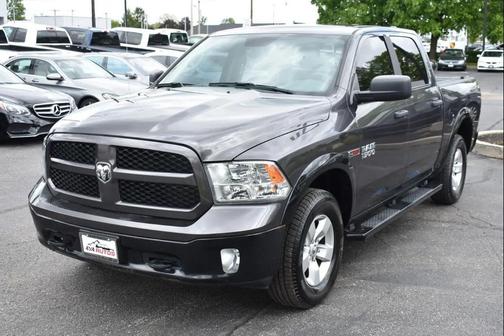 Brilliant Black Crystal Pearl 2018 RAM 1500 SLT