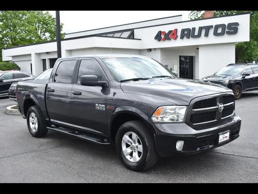 Brilliant Black Crystal Pearl 2018 RAM 1500 SLT