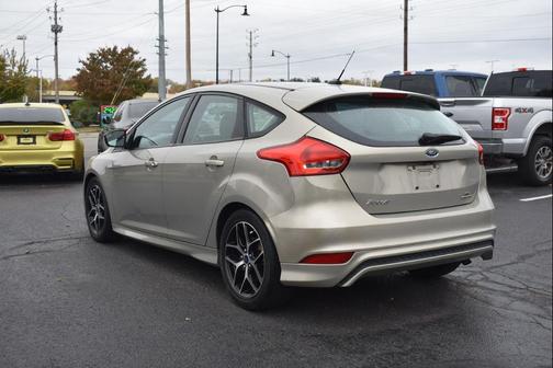 Ruby Red Metallic Tinted Clearcoat 2016 Ford Focus SE