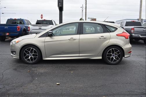 Ruby Red Metallic Tinted Clearcoat 2016 Ford Focus SE