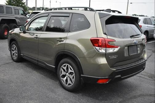 GREEN 2024 Subaru Forester Premium