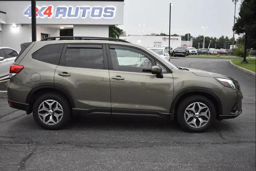 GREEN 2024 Subaru Forester Premium