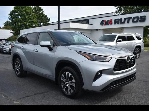 Celestial Silver Metallic 2022 Toyota Highlander XLE