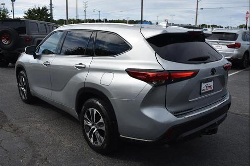 Celestial Silver Metallic 2022 Toyota Highlander XLE