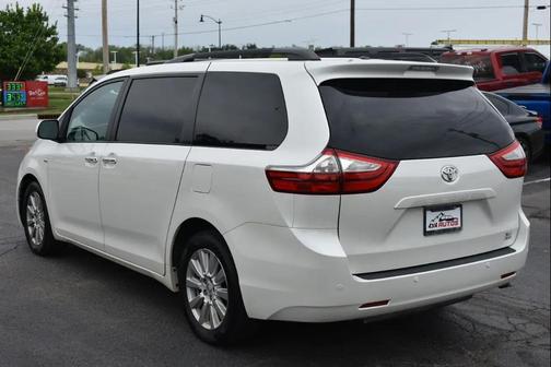 Blizzard Pearl 2017 Toyota Sienna XLE