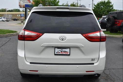 Blizzard Pearl 2017 Toyota Sienna XLE