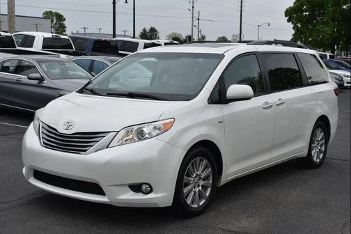 Blizzard Pearl 2017 Toyota Sienna XLE