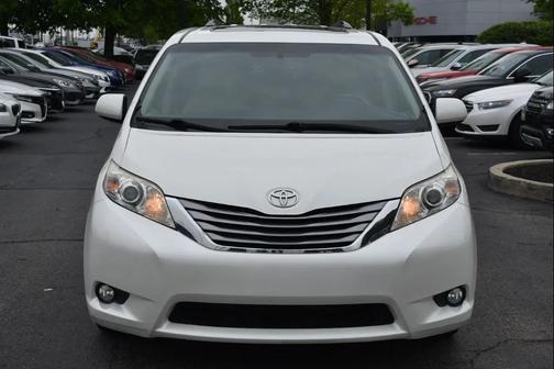 Blizzard Pearl 2017 Toyota Sienna XLE