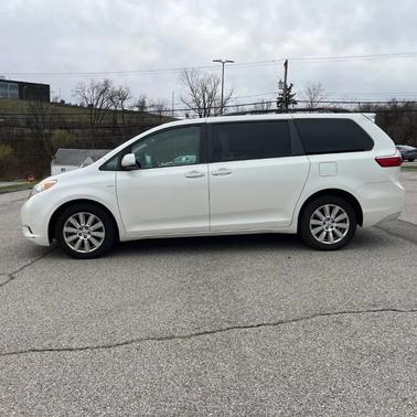 2017 Toyota Sienna XLE