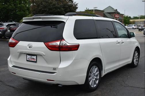 Blizzard Pearl 2017 Toyota Sienna XLE