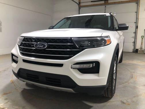Star White Metallic Tri-Coat 2022 Ford Explorer XLT