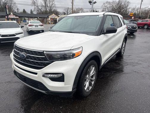 Star White Metallic Tri-Coat 2022 Ford Explorer XLT