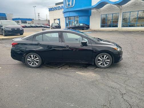 Super Black 2020 Nissan Versa 1.6 SV