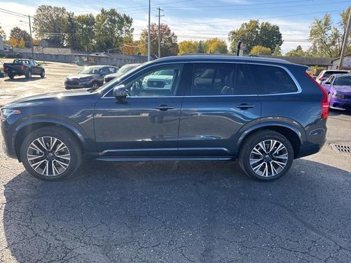 2022 Volvo XC90 T6 Momentum