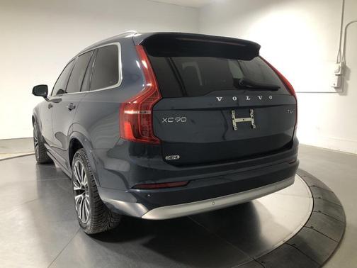 2022 Volvo XC90 T6 Momentum
