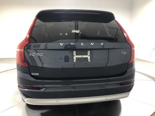 2022 Volvo XC90 T6 Momentum
