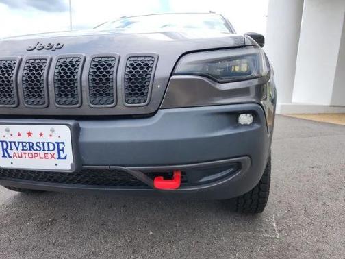 Crystal Metallic 2019 Jeep Cherokee Trailhawk