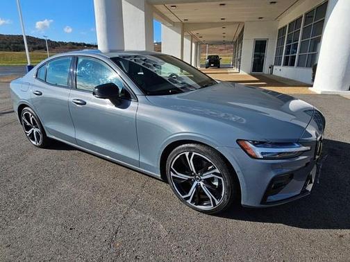 2024 Volvo S60 B5 Plus Dark Theme