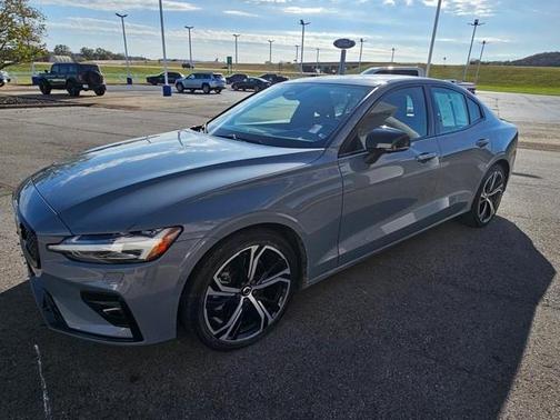 2024 Volvo S60 B5 Plus Dark Theme