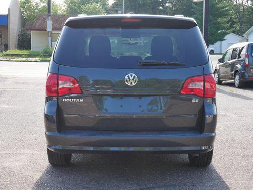2011 Volkswagen Routan SE