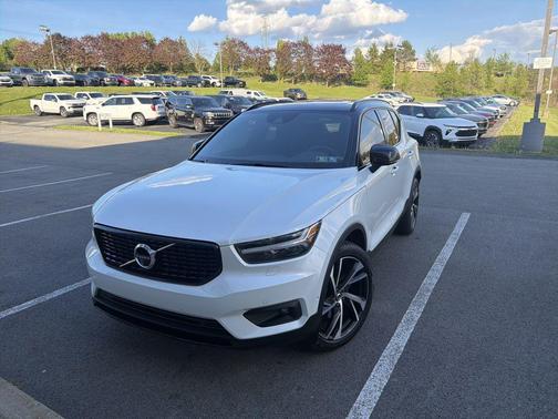 Crystal White Metallic 2020 Volvo XC40 T5 R-Design
