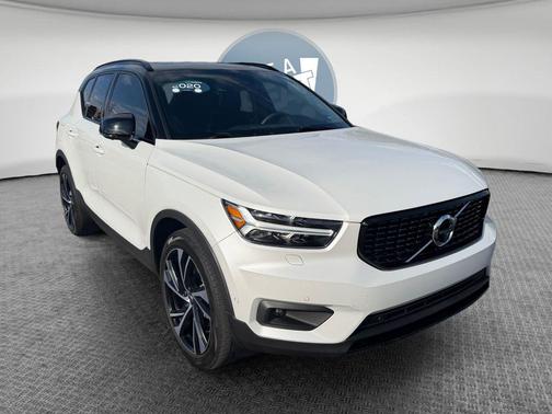 Crystal White Metallic 2020 Volvo XC40 T5 R-Design