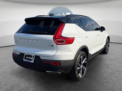 Crystal White Metallic 2020 Volvo XC40 T5 R-Design