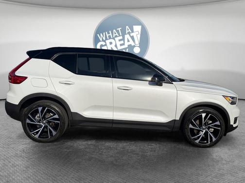 Crystal White Metallic 2020 Volvo XC40 T5 R-Design