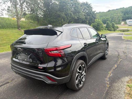 Mosaic Black Metallic 2025 Chevrolet Trax FWD 2RS