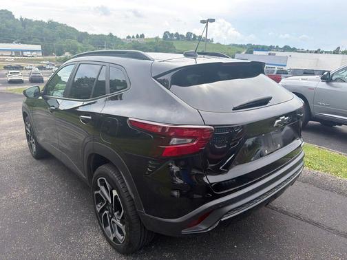 Mosaic Black Metallic 2025 Chevrolet Trax FWD 2RS