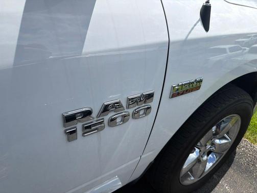 Bright White Clearcoat 2018 RAM 1500 Big Horn