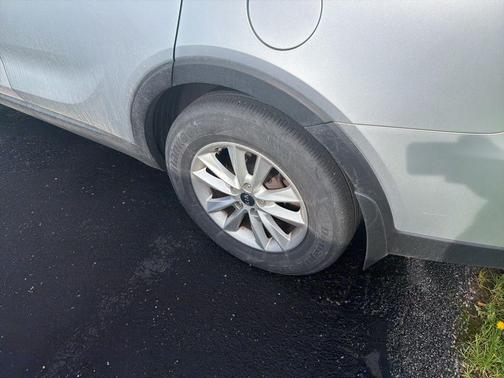 Sparkling Silver 2019 Kia Sorento LX