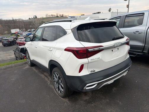 Snow White Pearl 2023 Kia Seltos EX