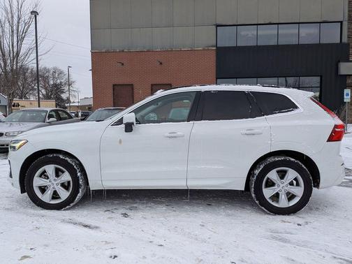 2022 Volvo XC60 B5 Momentum